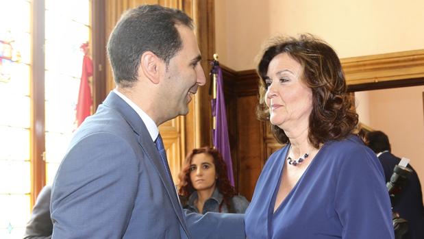 El nuevo alcalde de Palencia Mario Simón (Ciudadanos), que es elegido Alcalde con los votos del Partido Popular y de Vox, conversa con la cabeza de lista de Vox, Sonia Lalanda