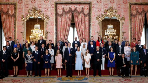 Los Reyes, la Princesa de Asturias y la Infanta Sofía, con los 41 ciudadanos condecorados con la Órden del Mérito Civill, ayer en Palacio Real