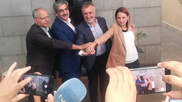 Anuncio del pacto de gobierno en Canarias para el periodo 2019-2023 captado por Juan Márquez, de Podemos