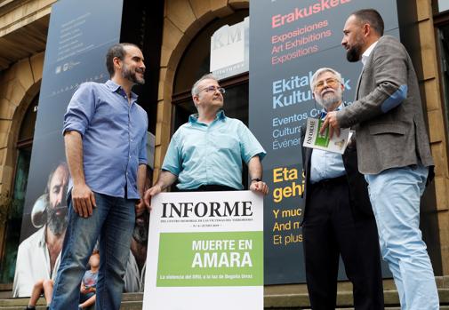 El director del Centro Memorial, Florencio Domínguez (2d), el diputado de Cultura en funciones, Denis Itxaso (d), este martes en San Sebastián durante la presentación del Informe número 6 del Centro Memorial de las Víctimas del Terrorismo, titulado "Muerte en Amara. La violencia del DRIL a la luz de Begoña Urroz", junto a sus autores Gaizka Fernández Soldevilla (i) y Manuel Aguilar Gutiérrez (2i)
