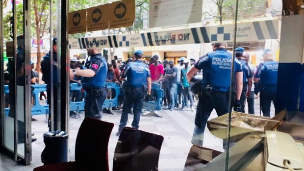 Decenas de manteros se manifiestan, ayer, frente a la comisaría de Policía Municipal de Montera