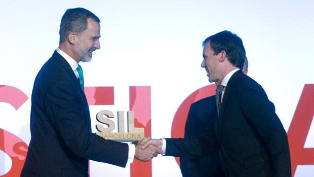 El Rey Don Felipe, con uno de los premiados