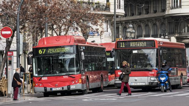 Imagen de archivo de unos autobuses urbanos en Valencia