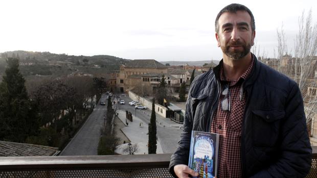 El divulgador toledano José Ignacio Carmona, con la sinagoga del Tránsito y la judería a sus espaldas