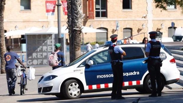 Imagen de archivo: agentes de los Mossos d'Esquadra en Barcelona
