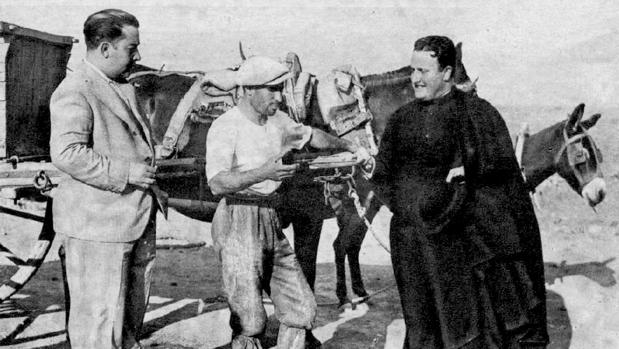 El obrero Nicanor Patiño relatando al cura y al médico de Guadamur cómo percibió la aparición de la virgen (Foto, Contreras y Vilaseca, “Ahora”).