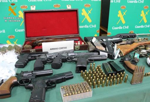 El grupo contaba con un auténtico arsenal: armas cortas, largas, munición, armas blancas...