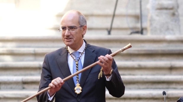 El popular Javier Iglesias con la vara de mando en el Palacio de La Salina