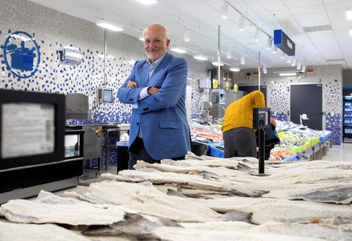 Imagen de Juan Roig en la sección de pescadería, donde el bacalao es el gran protagonista del surtido