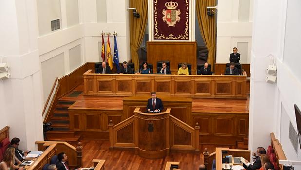 Emiliano Garcia-Page durante su intervención en la segunda jornada del debate de investidura
