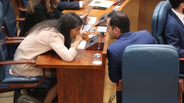 Aguado y Monasterio intercambian información durante el pleno de constitución de la Mesa de la Asamblea