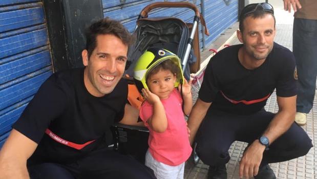 Bomberos con la menor rescatada