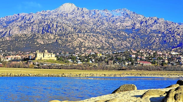 Manzanares el Real y La Pedriza desde el embalse de Santillana