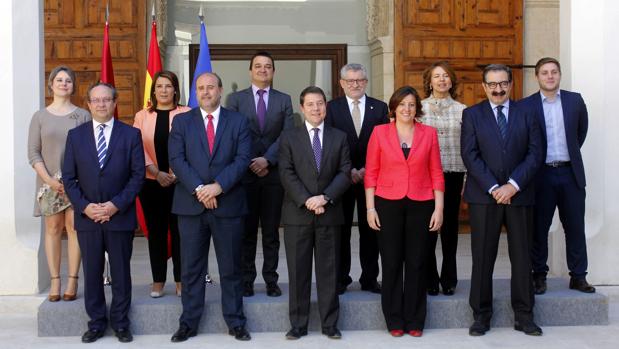 Emiliano García-Page (centro) junto a su equipo de Gobierno