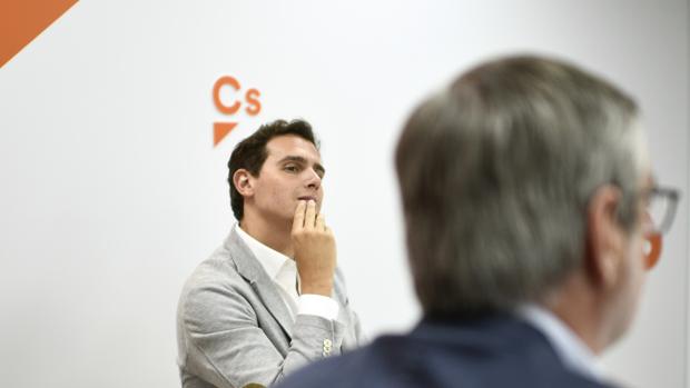 El presidente de Ciudadanos observa a su secretario general en la última reunión de la Ejecutiva