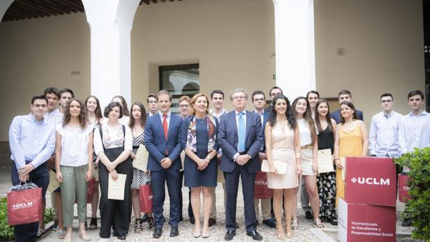 Rosa Ana Rodríguez junto a los alumnos con las mejores calificaciones en la EvAU