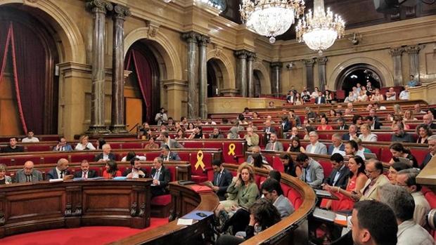 Pleno del Parlament, en el que este miércoles han debatido la convocatoria de una cumbre sobre el cambio climático.