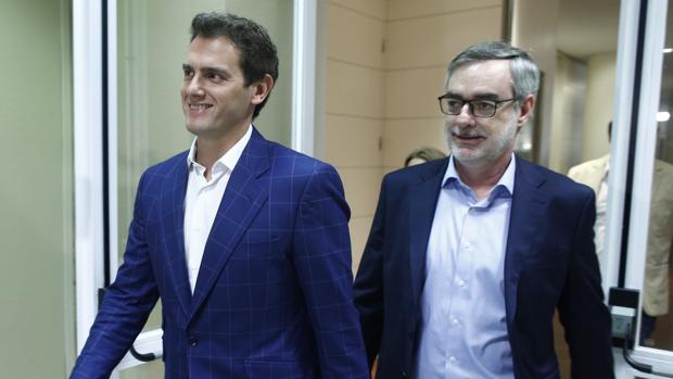 El líder de Ciudadanos, Albert Rivera, y el secretario general, José Manuel Villegas; tras comunicar a Sánchez que no se reunirá con él porque Ciudadanos va a «liderar la oposición»