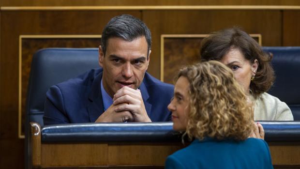 Pedro Sánchez, Meritxell Batet y Carmen Calvo en el pleno de constitución del Congreso