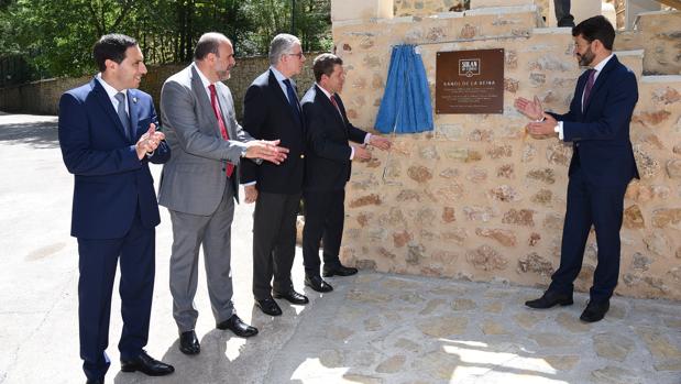 Page descubre una placa con motivo de la inauguración
