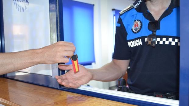 Un vecino entrega las llaves de su casa a la Policía
