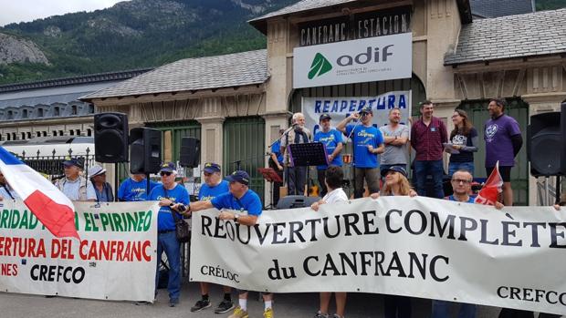 Jornada reivindicativa que ha tenido lugar en Canfranc en defensa de esta línea férrea internacional
