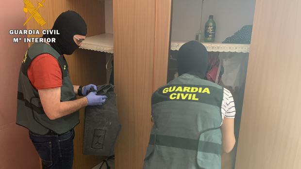 Dos agentes, durante los registros practicados en viviendas ocupadas por miembros de la banda
