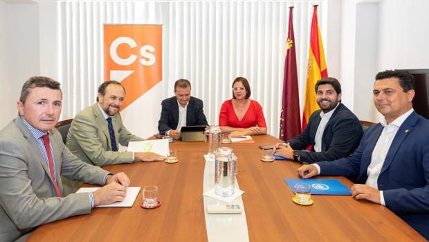 Los equipos negociadores de PP —derecha—, Cs —centro— y Vox —izquierda— durante una reunión de la semana pasada
