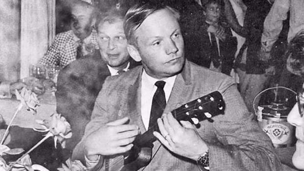 Neil Armstrong poco después de pisar la Luna, descansando en Maspalomas, tocando el timple.