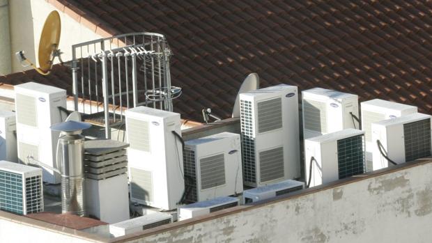 Equipos de aire acondicionado en la azotea de un edificio