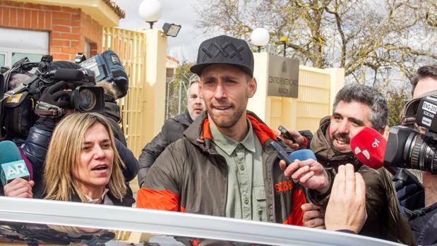 El exjugador de la Arandina CF, Víctor Rodríguez Ramos «Viti», a su salida de prisión en Burgos tras decretar, el Juzgado de Primera Instancia e Instrucción 1 de Aranda de Duero, libertad con fianza