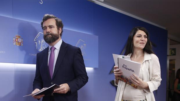 Iván Espinosa de los Monteros y Macarena Olona, ayer en el Congreso después de la Junta de Portavoces