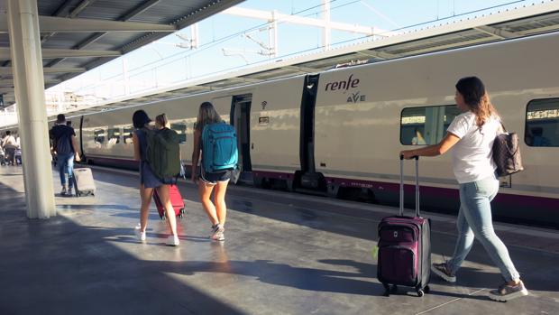 Imagen de archivo de unos pasajeros dirigiéndose al tren
