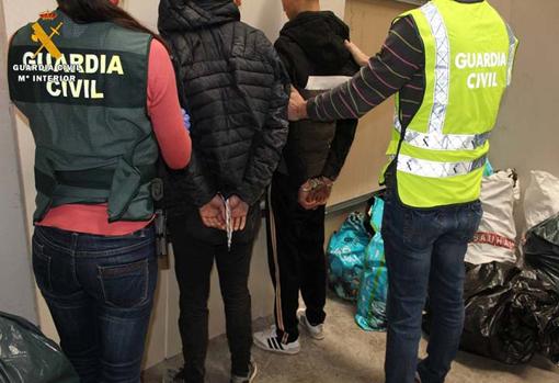 Momento de la detención de dos de los detenidos en esta operación