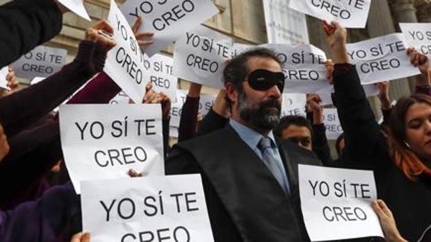 Manifestación contra las violaciones en una imagen de archivo