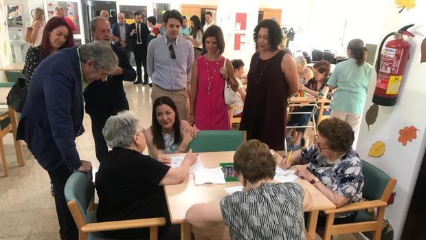Lola Moreno, consejera en funciones de Políticas Sociales y Familia, visita la Residencia Francisco de Vitoria