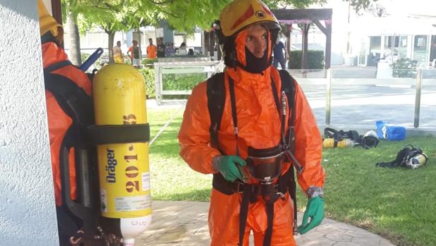 Agentes del equipo de Bomberos de Paterna en la piscina de Quart