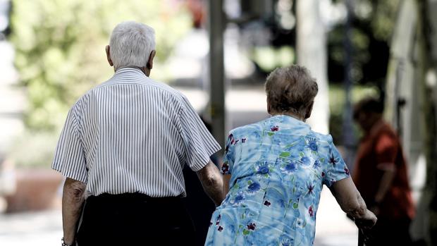 Una pareja de ancianos en una imagen de aarchivo