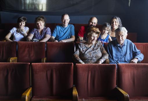 José Luis, David y Cecilia, integrantes de Le Corps d’Ulan (en segunda fila) posan en las butacas del teatro acompañados por los primeros propietarios: Lucila, Alfredo Montalvo y sus hijas