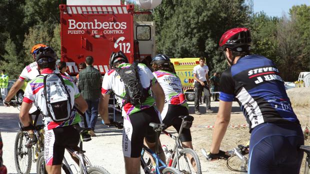 Imagen de archivo de un grupo de ciclistas junto a un camión de bomberos