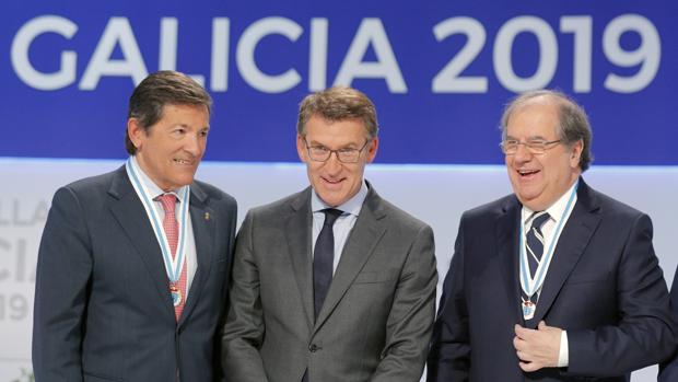 l presidente de la Xunta, Alberto Núñez Feijóo (c), tras entregar a Juan Vicente Herrera (d) y Javier Fernández, expresidentes de Castilla y León y del Principado de Asturias, respectivamente, la Medalla de Galicia, este miércoles en Santiago de Compostela, víspera del Día de Galicia