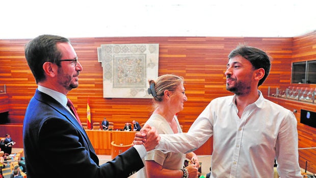 Javier Maroto saluda a Fram Díaz y Teresa López en el pleno de designación de senadores autonómicos