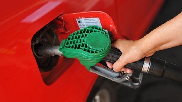 Un usuario respostando carburante en una estación de servicio