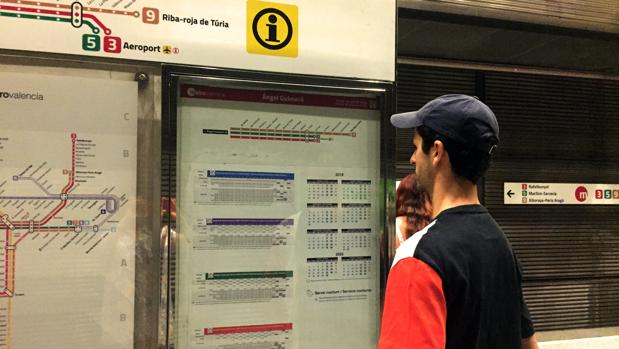 Imagen de un viajero mirando el nuevo panel de información de Metrovalencia