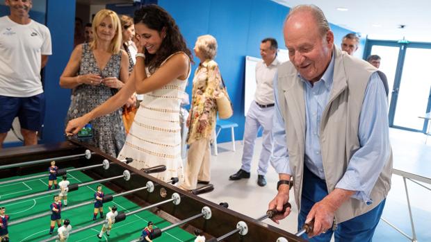 El Rey Don Juan Carlos y Xisca Perelló juegan una partida de futbolín en la Academia de Rafa Nadal en Manacor