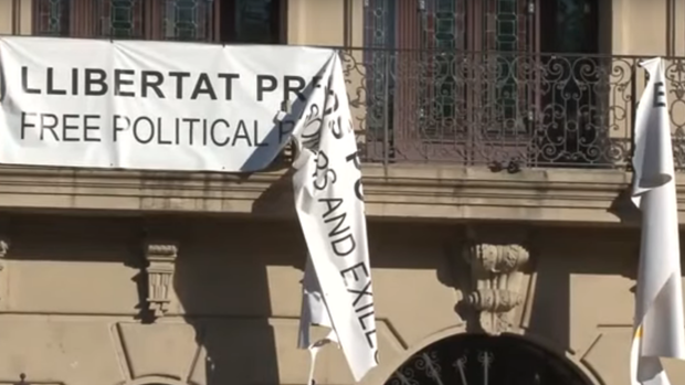Imagen de la pancarta rota en la fachada del Ayuntamiento de Lérida
