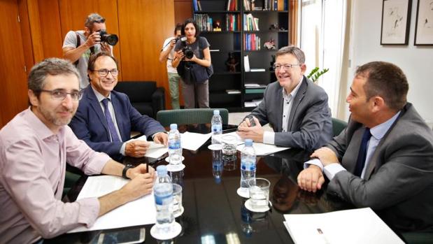 Ximo Puig en una reunión con Manuel Illueca (derecha) y el actual conseller de Hacienda, Vicent Soler