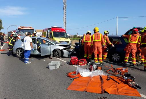 Trabajos de excarcelación por los Bomberos y retirada de los vehículos