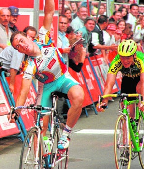 Manuel Sanroma, con el maillot del Fuenlabrada, en una de las dos etapas de la Vuelta a Asturias que ganó un mes antes de fallecer