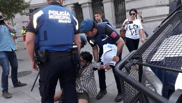 La Policía Municipal de Madrid detiene a Miki Carreras en Cibeles